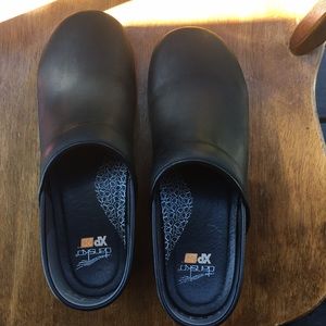 Dansko XP 2.0 Women’s Black Clogs.